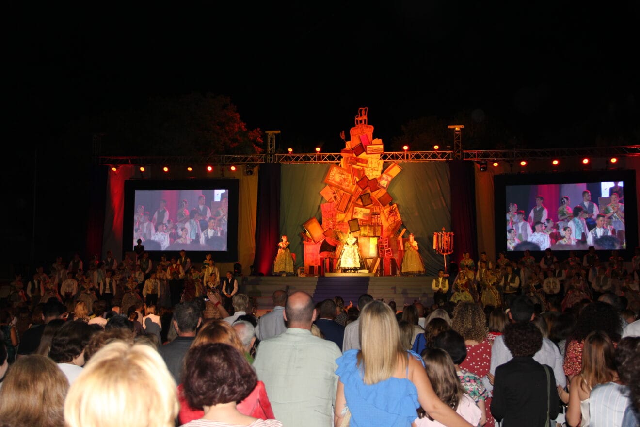 Escenario al completo al finalizar el acto de Proclamación