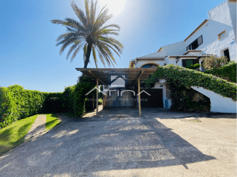 Espectacular villa de varios niveles con zona de aparcamiento y amplios jardines