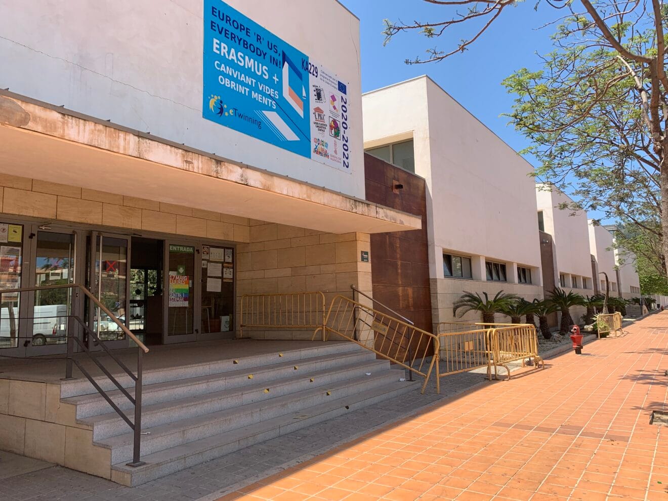 Fachada del IES La Mar que acoge la EOI