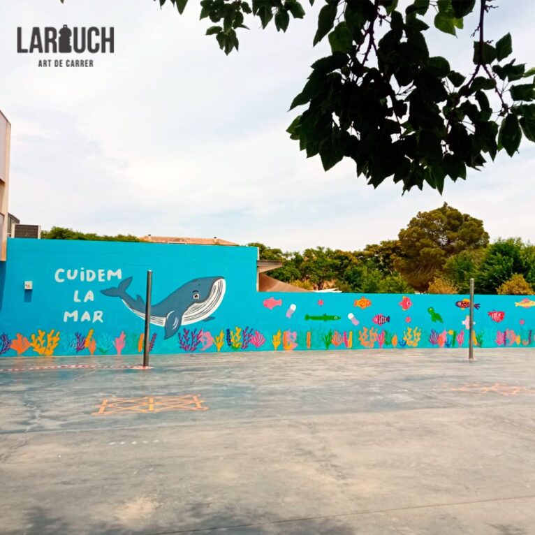 Gran mural grafiteado en el patio del CP L'Arenal