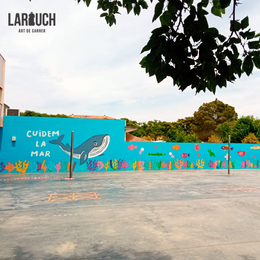 Gran mural grafiteado en el patio del CP L’Arenal