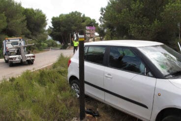 Grúa retirando el vehículo descontrolado en la carretera de Xàbia