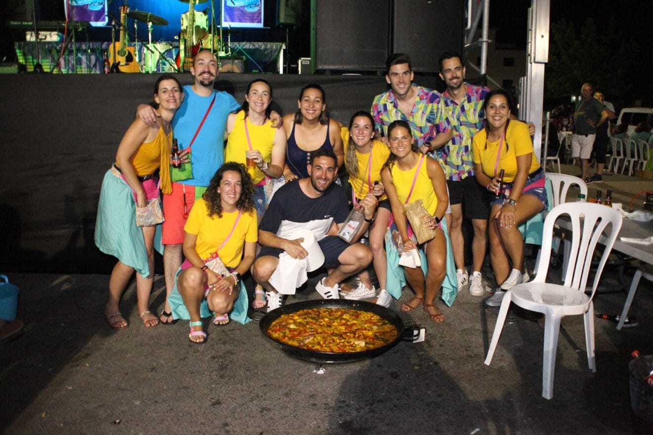 Grupo de amigos con la paella del concurso
