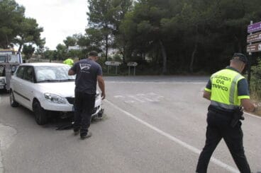 Guardia Civil de tràfico en la retirada del vehículo en Xàbia