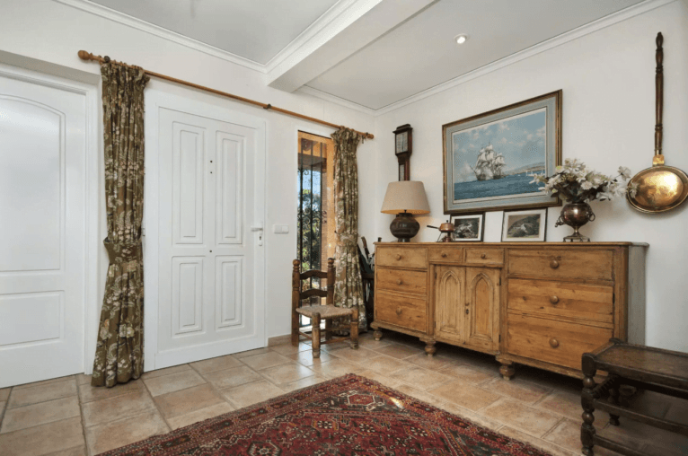 Hall espacioso de la vivienda de estilo rústico