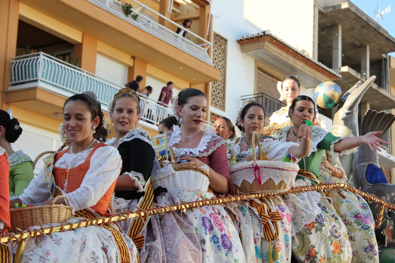 Primer día de desfile de carrozas de Fogueres Xàbia 2022