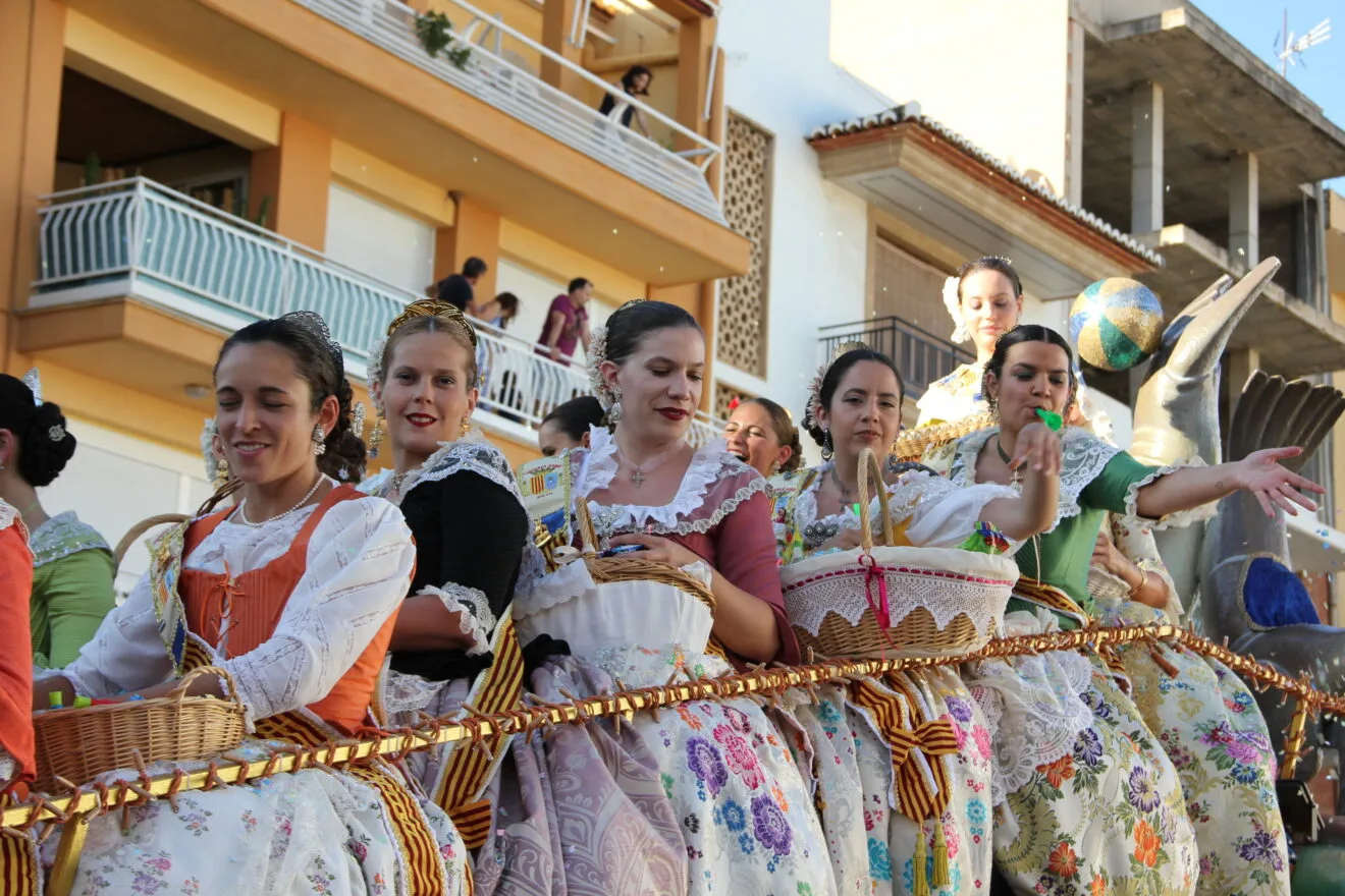 Primer día de desfile de carrozas de Fogueres Xàbia 2022