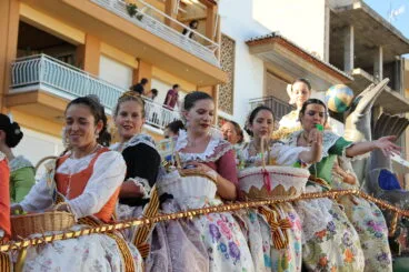 Primer día de desfile de carrozas de Fogueres Xàbia 2022