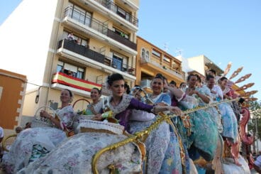 Primer día de desfile de carrozas de Fogueres Xàbia 2022