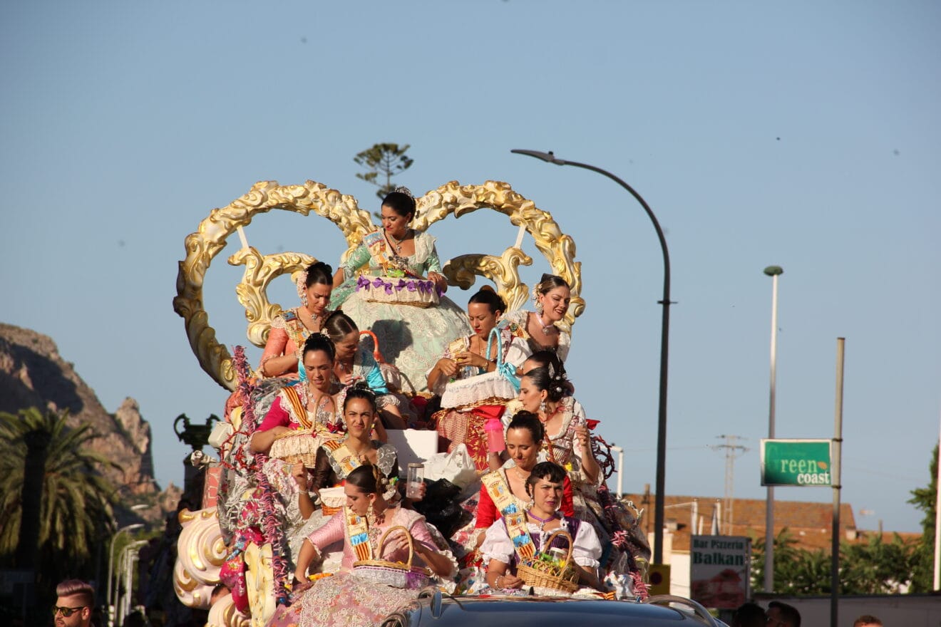Primer día de desfile de carrozas de Fogueres Xàbia 2022