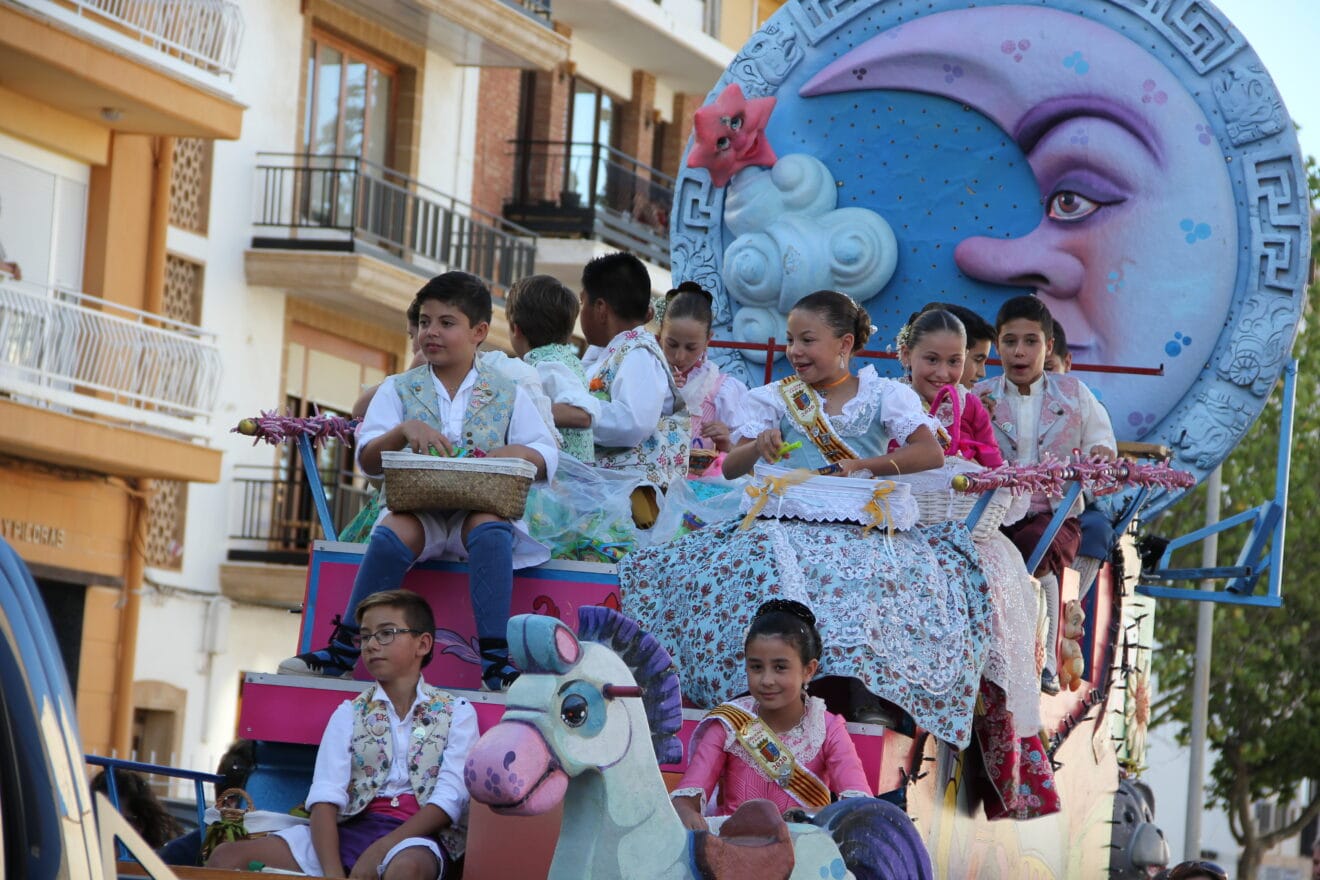 Primer día de desfile de carrozas de Fogueres Xàbia 2022
