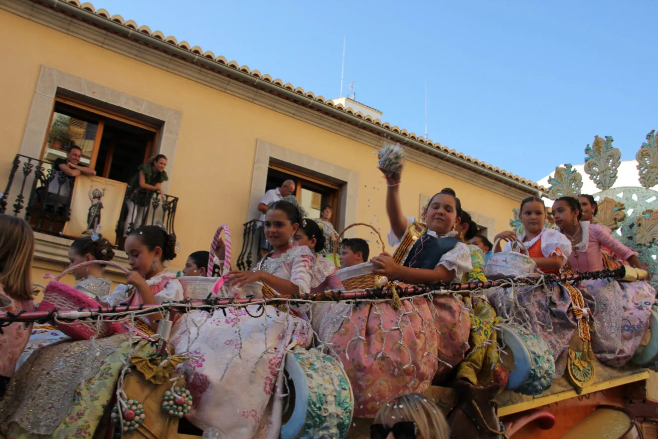 Primer día de desfile de carrozas de Fogueres Xàbia 2022