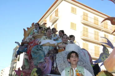 Primer día de desfile de carrozas de Fogueres Xàbia 2022