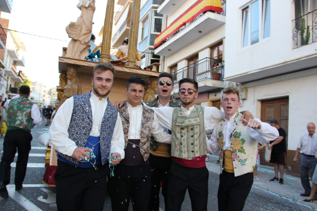Primer día de desfile de carrozas de Fogueres Xàbia 2022