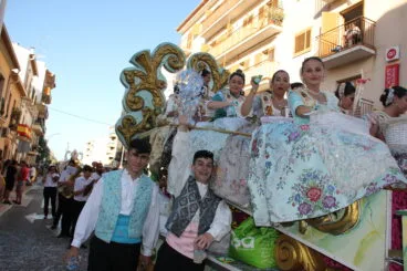 Primer día de desfile de carrozas de Fogueres Xàbia 2022