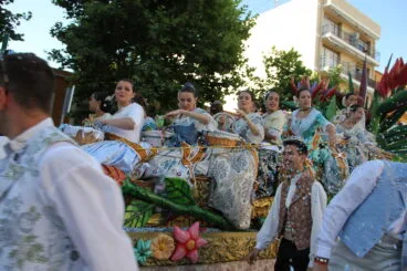 Primer día de desfile de carrozas de Fogueres Xàbia 2022