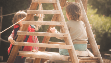 Instalaciones de madera en la que los niños se divierten