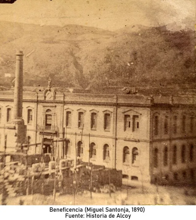 Imagen: La Casa de Beneficencia d'Alcoi (1890) que acogía a los expósitos. Fototeca Municipal d'Alcoi