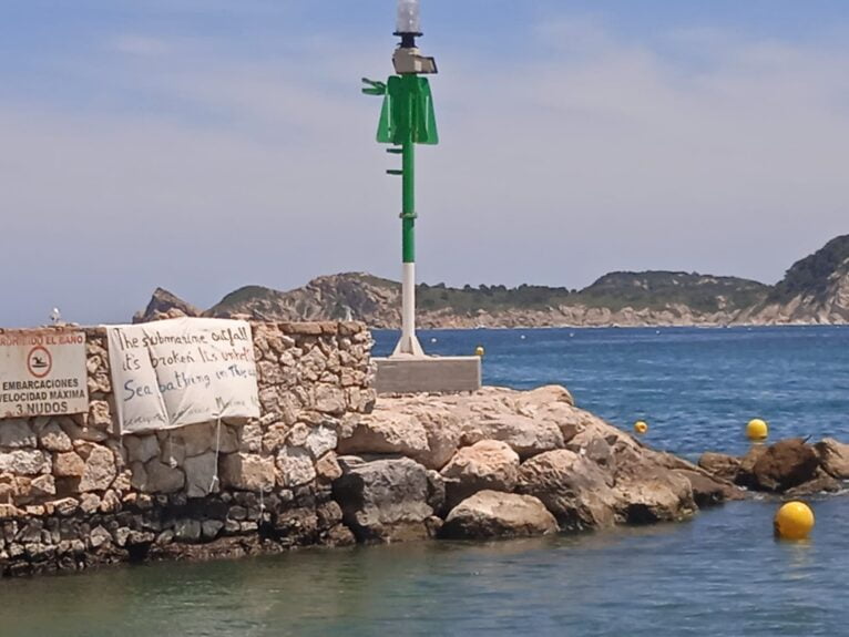 La pancarta colgada en el tramo norte de la playa del Arenal