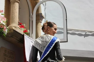 La presidenta de la Quintà 2021 deposita la ofrenda a Sant Joan