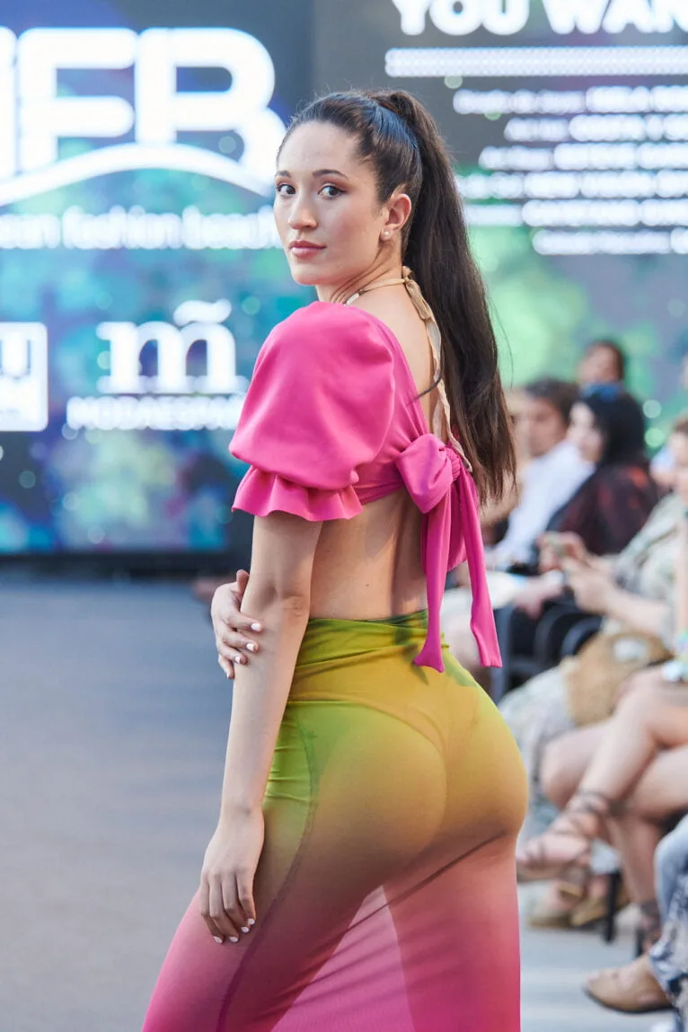 La xabiera Marina Tiscar gana el concurso de moda de baño