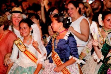 Lágrimas de la reina infantil y su dama