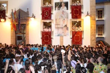 Las cuatro reinas y sus damas presiden el Pregón de fiestas