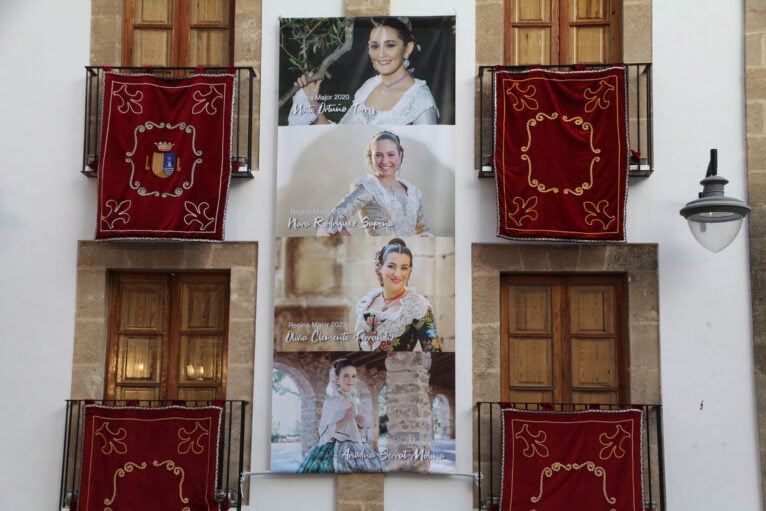Las fotos de las reinas presiden la fachada del Ayuntamiento de Xàbia