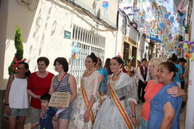 Imagen: Las reinas de 2020 y 2022 entregan el premio a los vecinos de la calle Las calles Sant Pere Màrtir