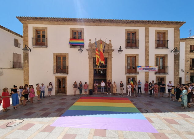 Imagen: Lectura del manifiesto en el Día Internacional del Orgullo LGTBIQ+ en Xàbia
