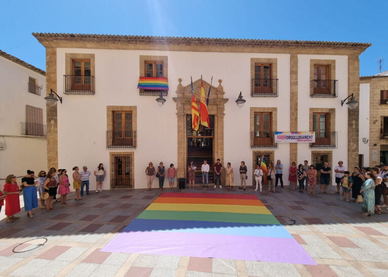 Lettura del manifesto sull'International LGTBIQ+ Pride Day a Xàbia