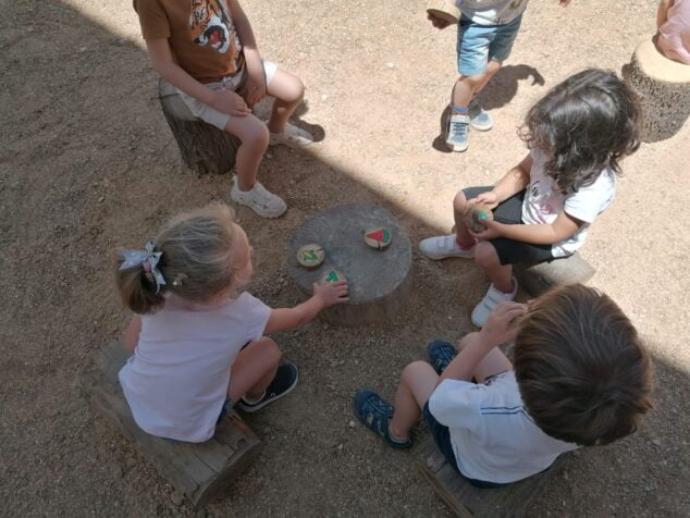 Imagen: Los alumnos juegan en el nuevo espacio del patio