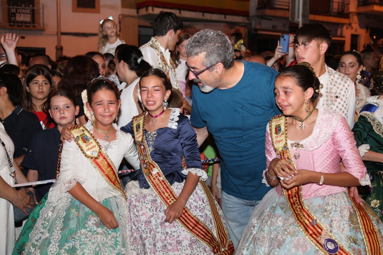 Los cargos infantiles lloran ante las llamas de su Foguera