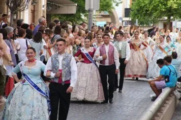 Los presidentes de las tres quintàs en el pasacalle del Pregón de Fogueres Xàbia