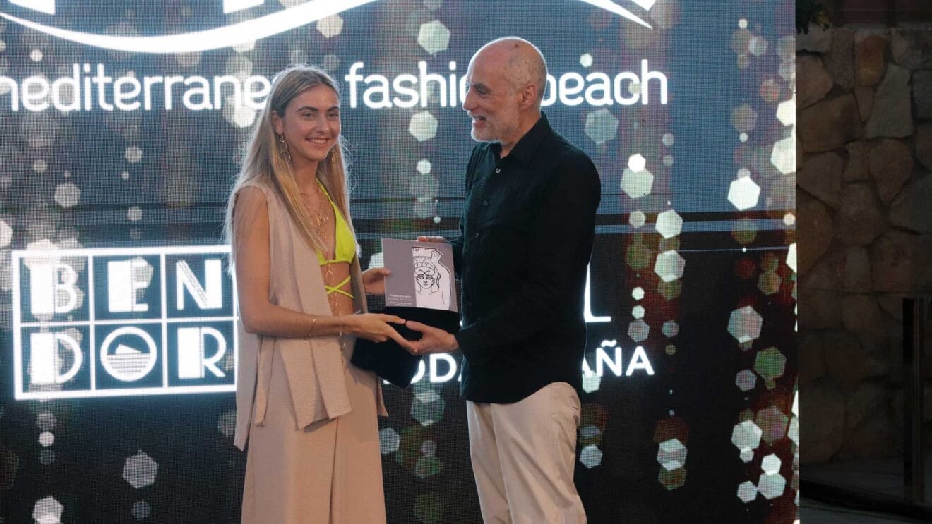 Marina Tiscar recogiendo el Premio Atlante