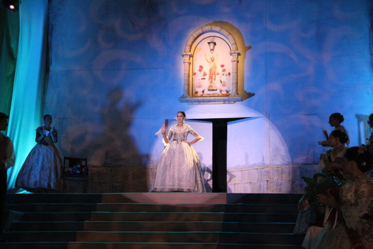 Marta Ortuño aparece en el escenario para ser proclamada Regina