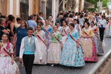 Miembros de la comisión juvenil en el pasacalle del pregón de fogueres Xàbia