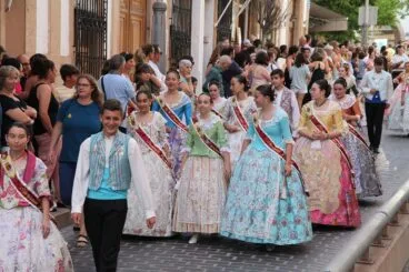 Miembros de la comisión juvenil en el pasacalle del pregón de fogueres Xàbia