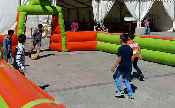 Imagen: Niños practicando un deporte