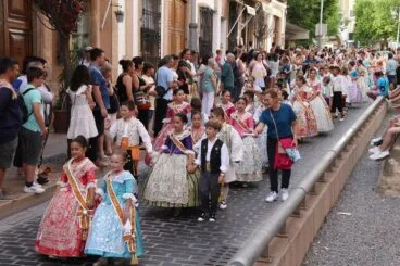 Niños y niñas de la Corte de honor en el pasacalle del Pregón ante numeroso público