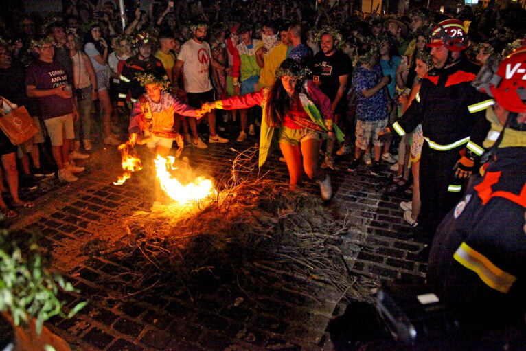 Salto de la primera hoguera en la Nit dels Focs de San Joan Xàbia 2022
