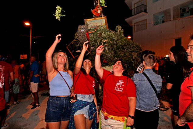 Imagen: Participantes tirando la corona en la Foguera de Trastos Vells