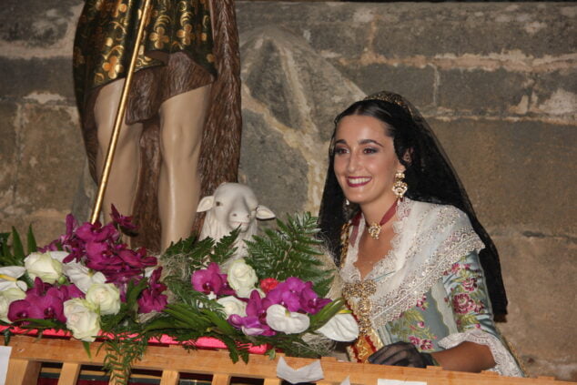 Imagen: La reina de 2020, Marta Ortuño, deposita las flores a San Juan