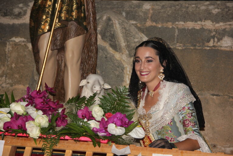 De koningin van 2020, Marta Ortuño, deponeert de bloemen in San Juan