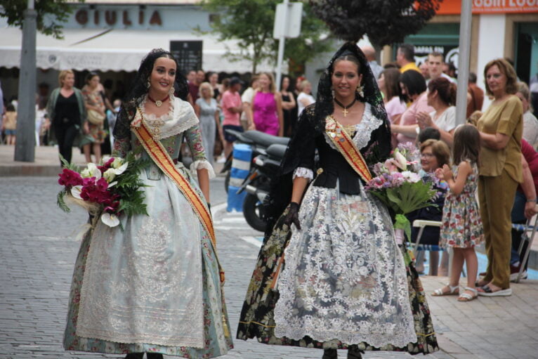 Marta i Nara, regines del 2020 i 2021 tanquen la desfilada de l'ofrena de flors a Sant Joan 2022
