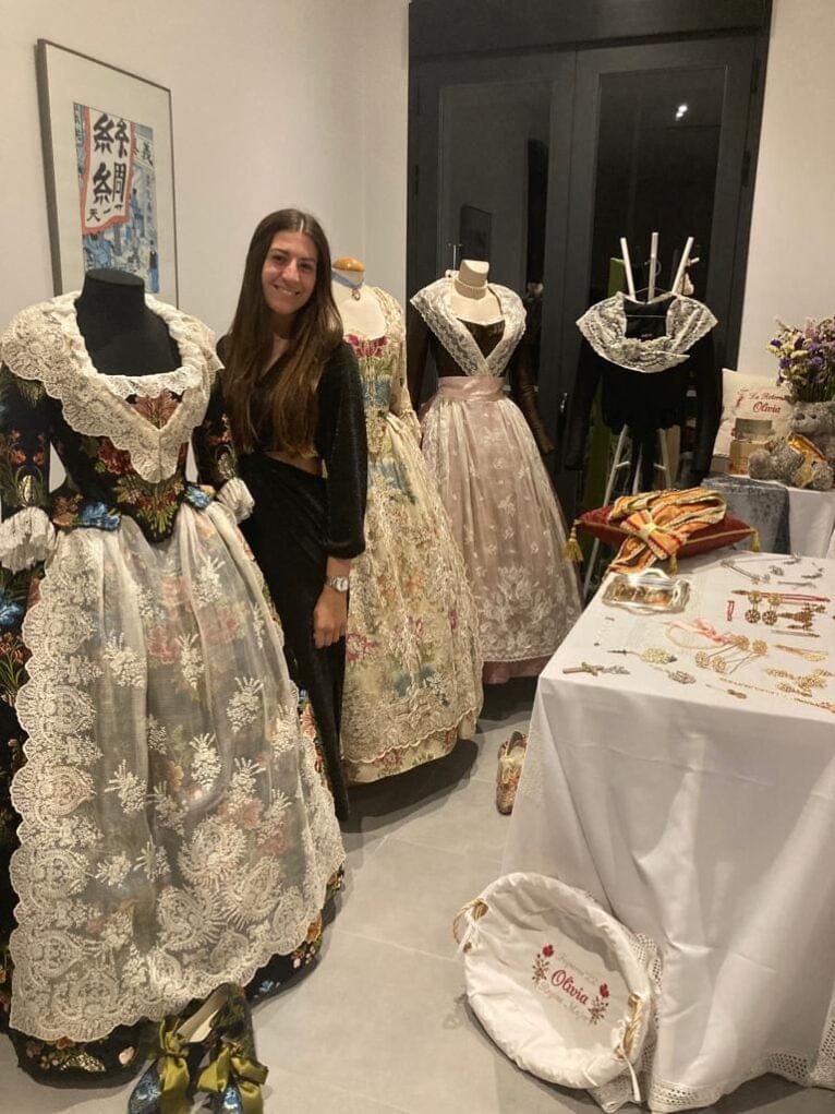 Olivia Clemente junto a sus trajes y complementos
