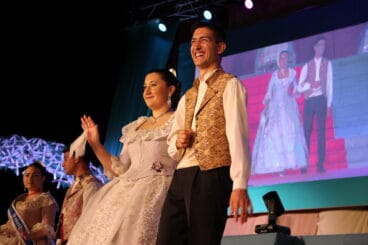 Pareja de quintos de 2021 en el acto de proclamación