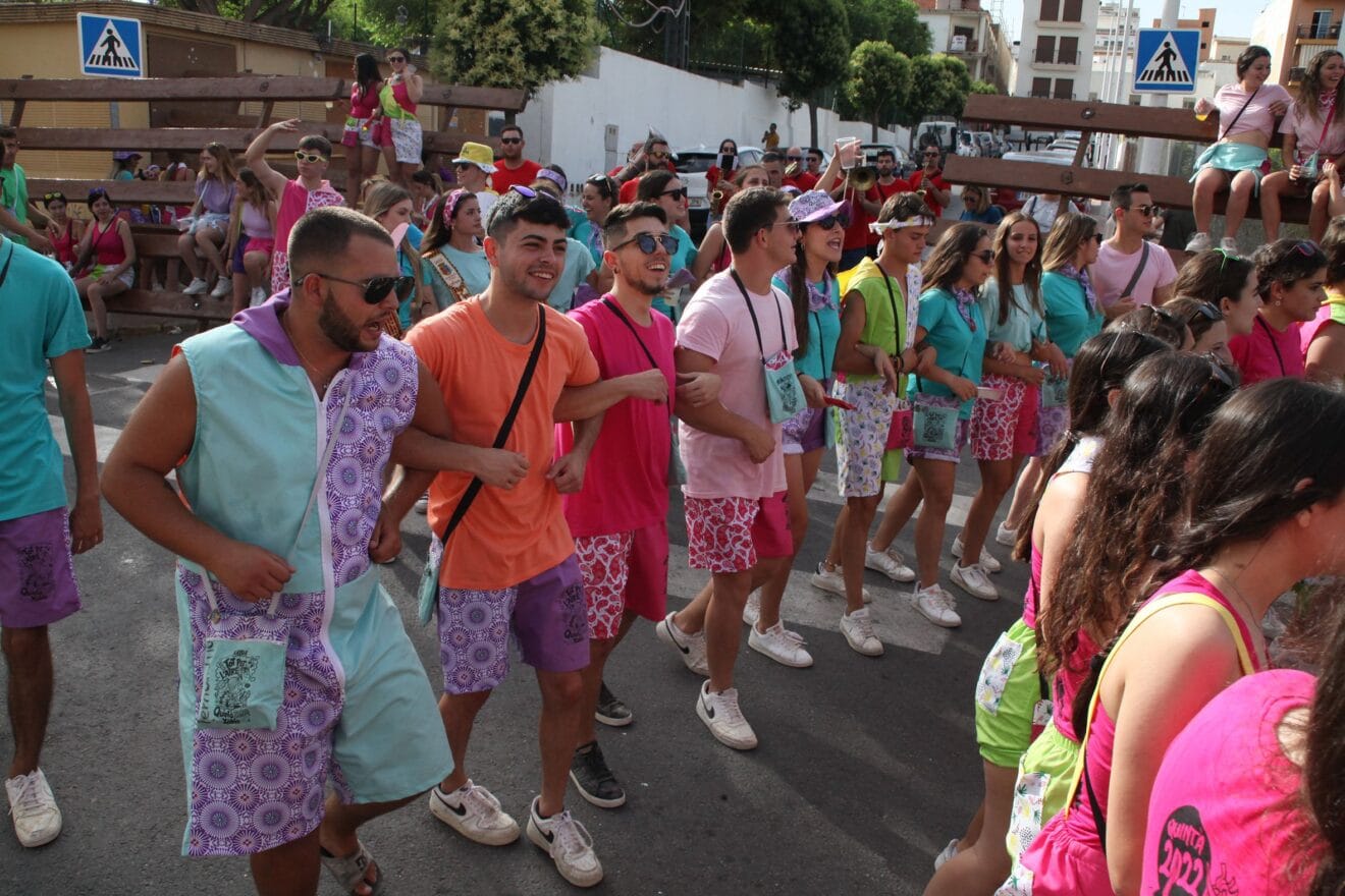 Pasacalle de peñas y quintos en el primer día de bous