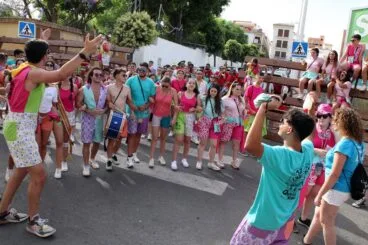 Pasacalle de peñas y quintos para inaugurar el baret dels bous