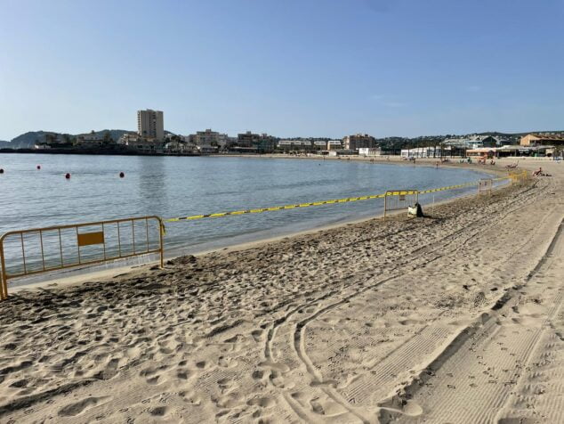 Imagen: Playa del Arenal perimetrada para las obras de reparación del emisario